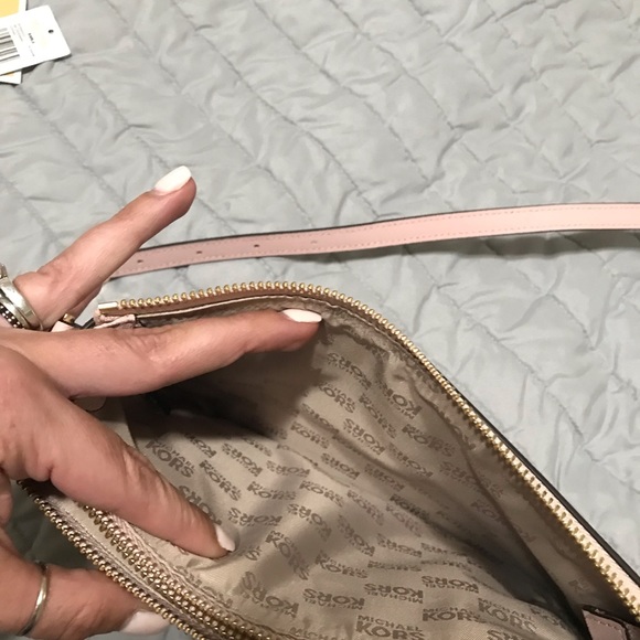 Authentic Michael Kors cross body - Picture 4 of 6